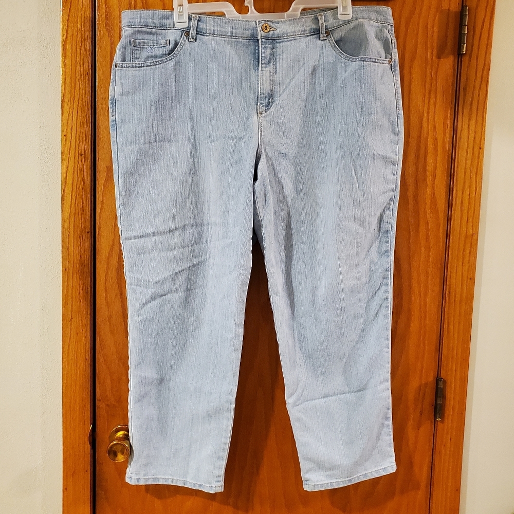 Gloria Vanderbilt light wash jeans